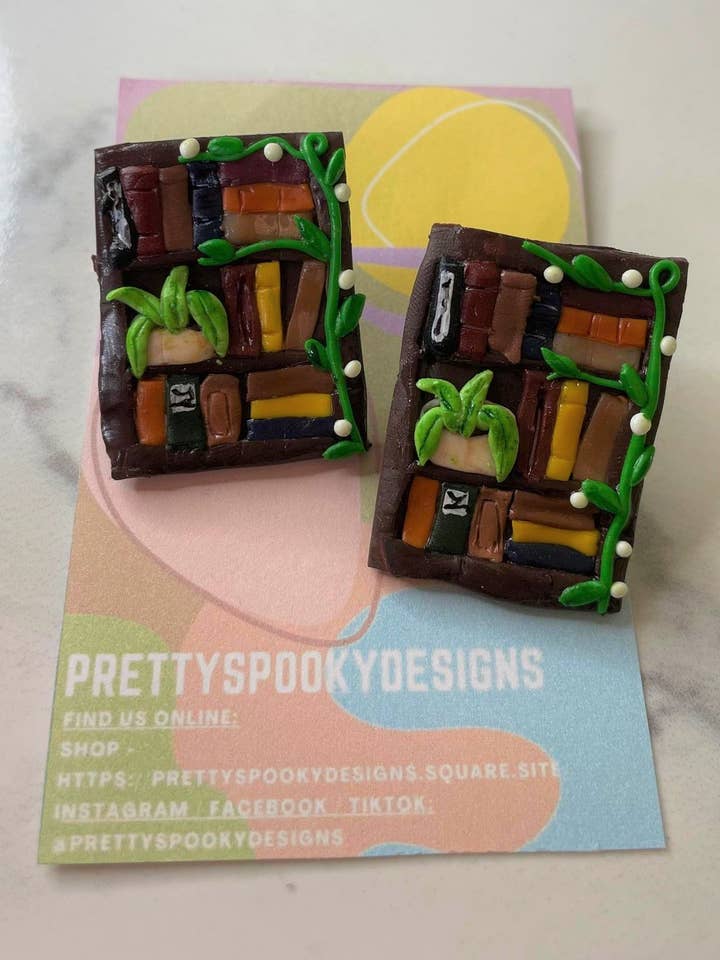 Anstecknadel aus Fimo - Book Nook | Plaketten | Zubehör für den Großhandel von PrettySpookyDesigns