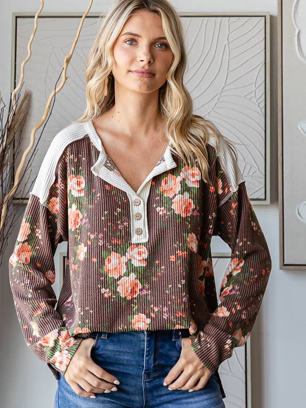 Blumiges Oberteil mit überschnittenen Schultern, Knopfleiste und langen Ärmeln T5701 für den Großhandel von 7th Ray