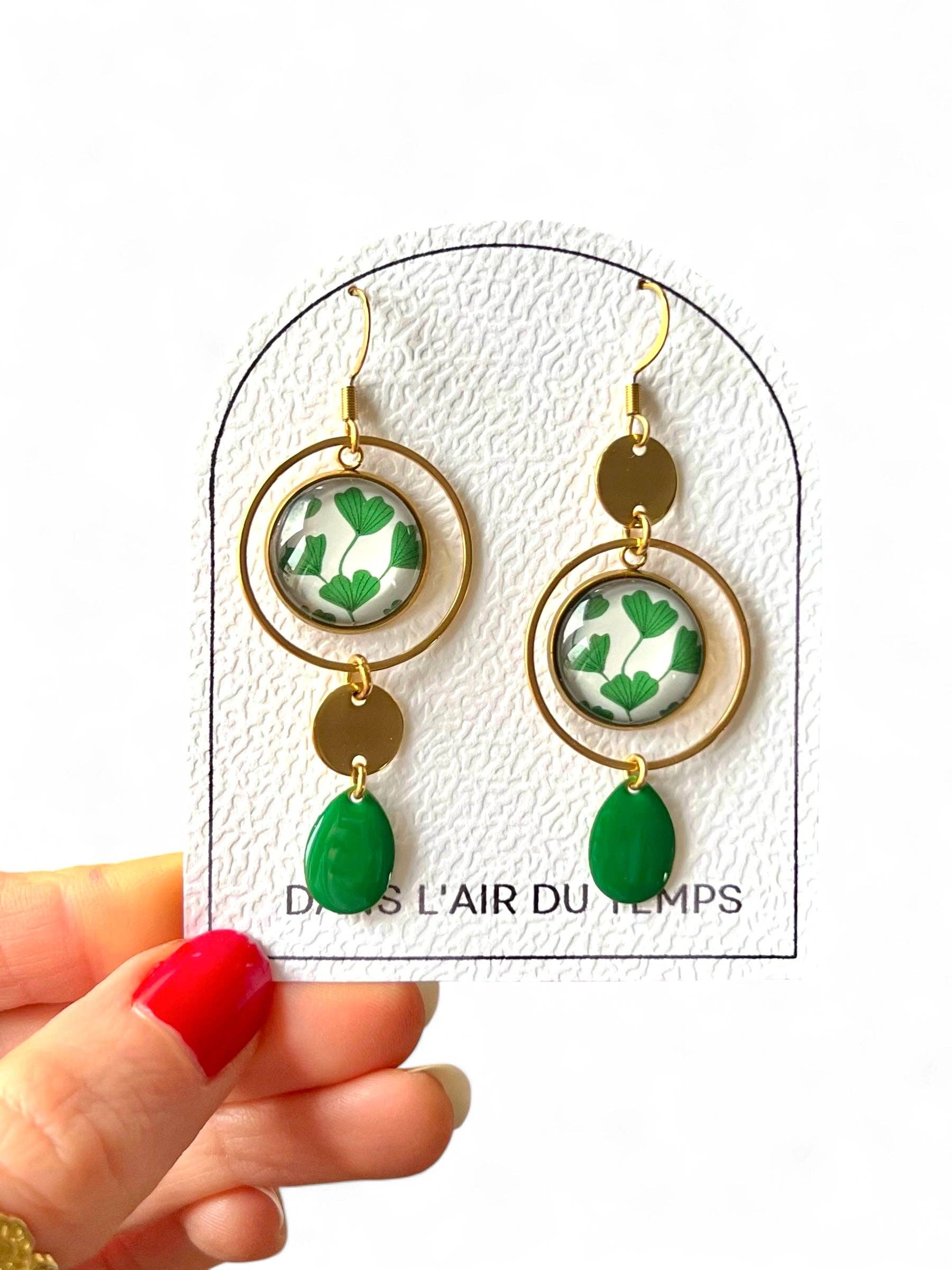 Dans l'Air du Temps Bijoux – Engroshandel Hængeøreringe og creoløreringe – Asymmetriske øreringe med ginkgo-blad i guldfinish eller sølvfinish2