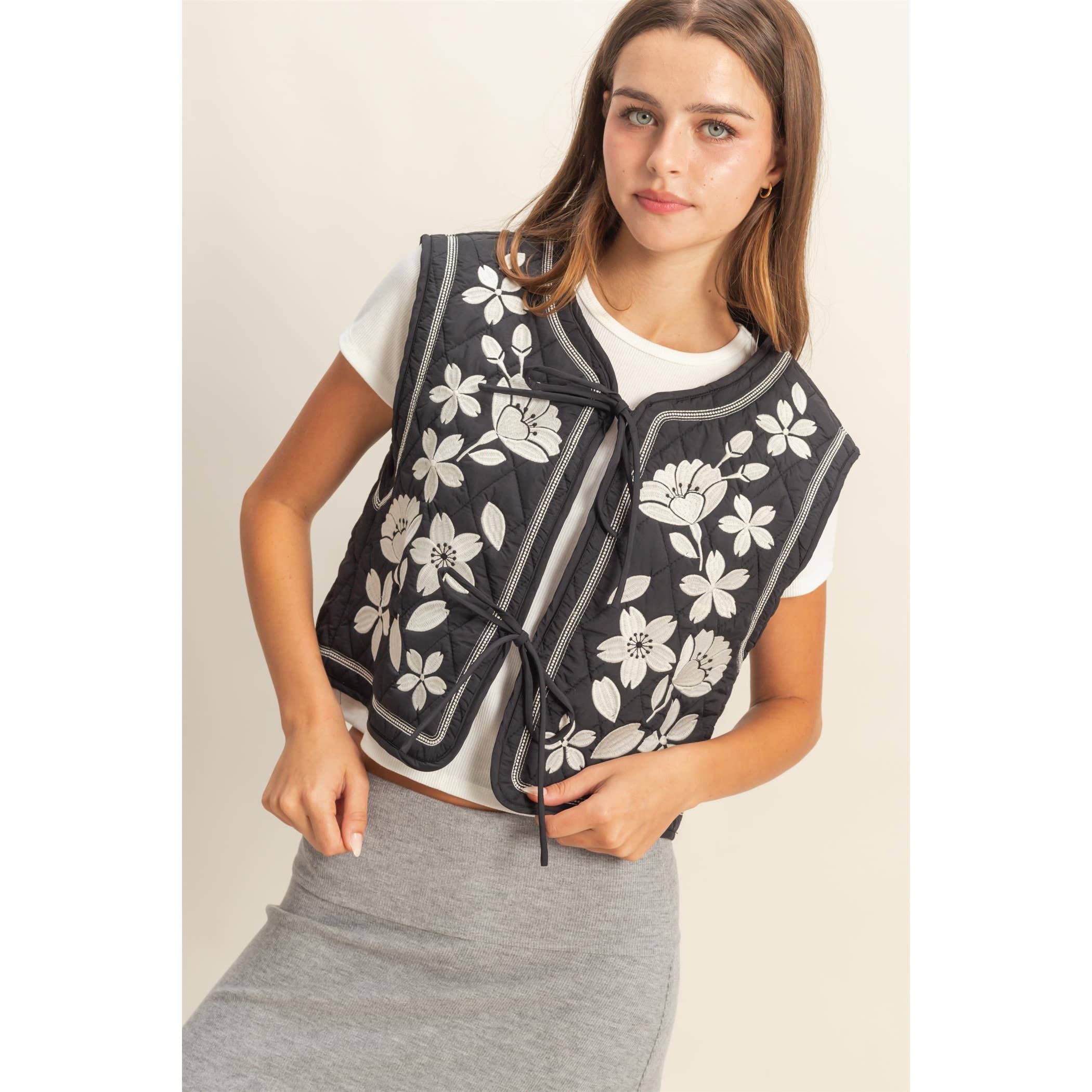 HYFVE - Vente Veste sans manches – femme - Gilet matelassé brodé de fleurs avec lien à nouer devant9