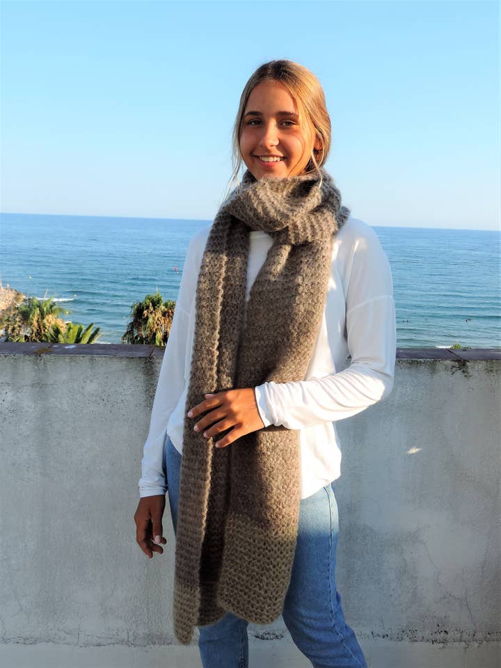 Sciarpa in mohair beige e mink fatta a mano per la vendita all'ingrosso da parte di lamauri complementos