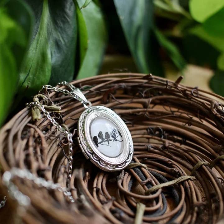 Halskette mit Vögeln auf einem Medaillon für den Großhandel von Livin Freely