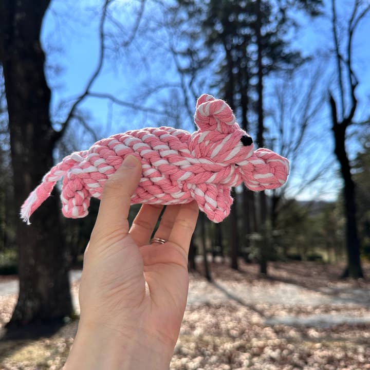 Nuovo: Giocattolo per Animali in Corda Peony Piglet | Fatto a Mano | Sostenibile per la vendita all'ingrosso da parte di Monli Handcrafted Pet Toys