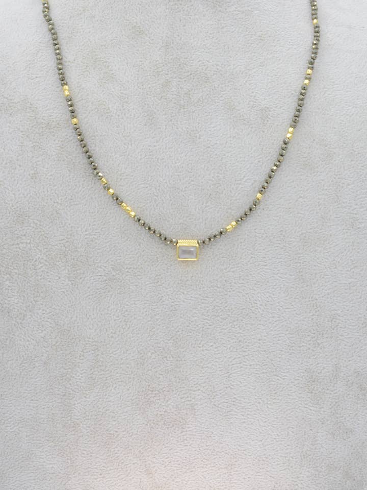 Collier en pierre de lune et pyrite pour la vente par AJS Design Studio