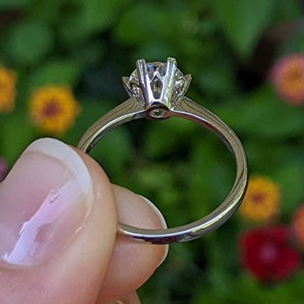 TwoBirch – Großhandel Verlobungsringe – Twobirch Verlobungsring aus platiniertem 925er-Sterlingsilber, 1 Karat, runder Solitär-Moissanit-Verlobungsring mit herzförmigen Zinken5