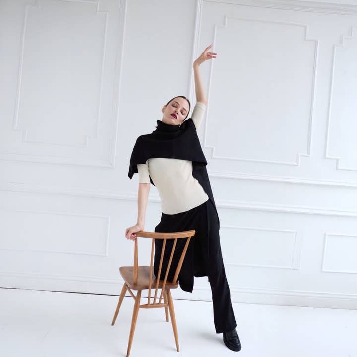 London Atelier Byproduct – wholesale Knitted jumper – Women′s – Black Knit Turtleneck Shawl5