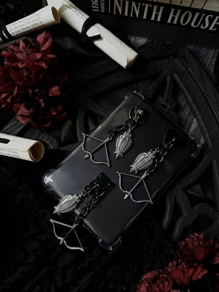 Breloque liseuse électronique Aether pour la vente par The Pretty Cult