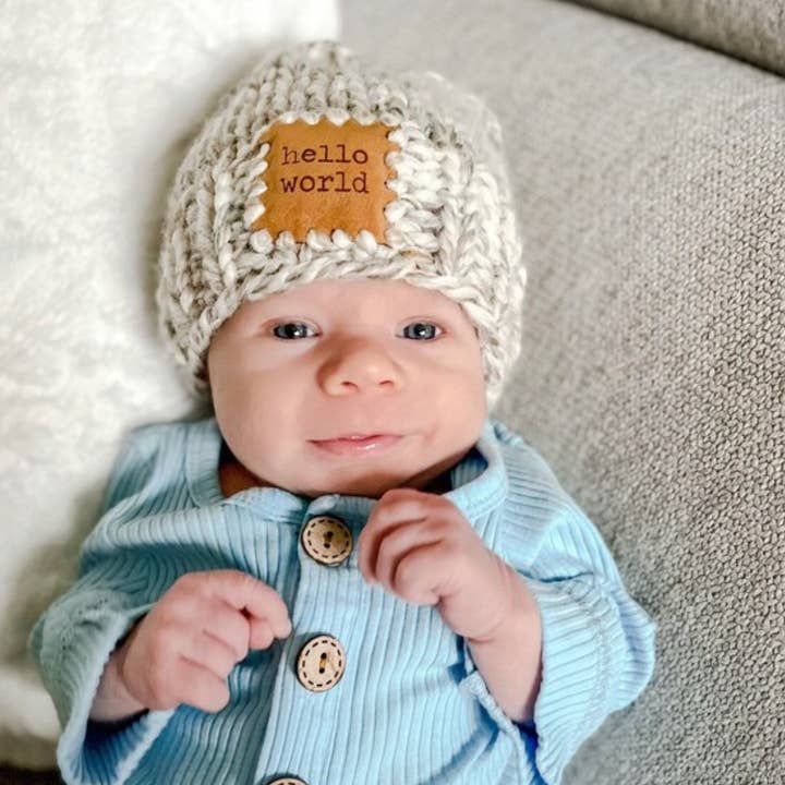 Hello World Newborn Beanie for engroshandel hos Root Knitwear