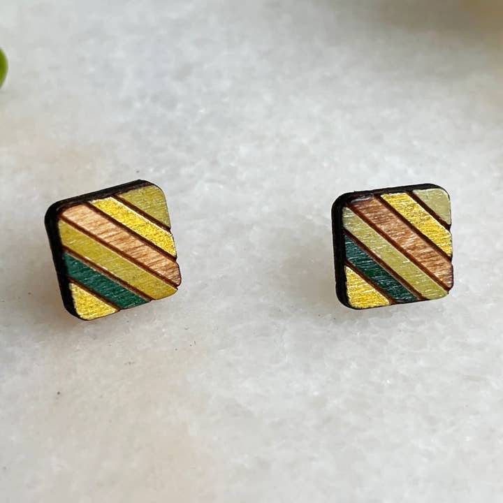 vierkante gestreepte houten oorknopjes - groen en goud voor wholesale door Urban Coyote