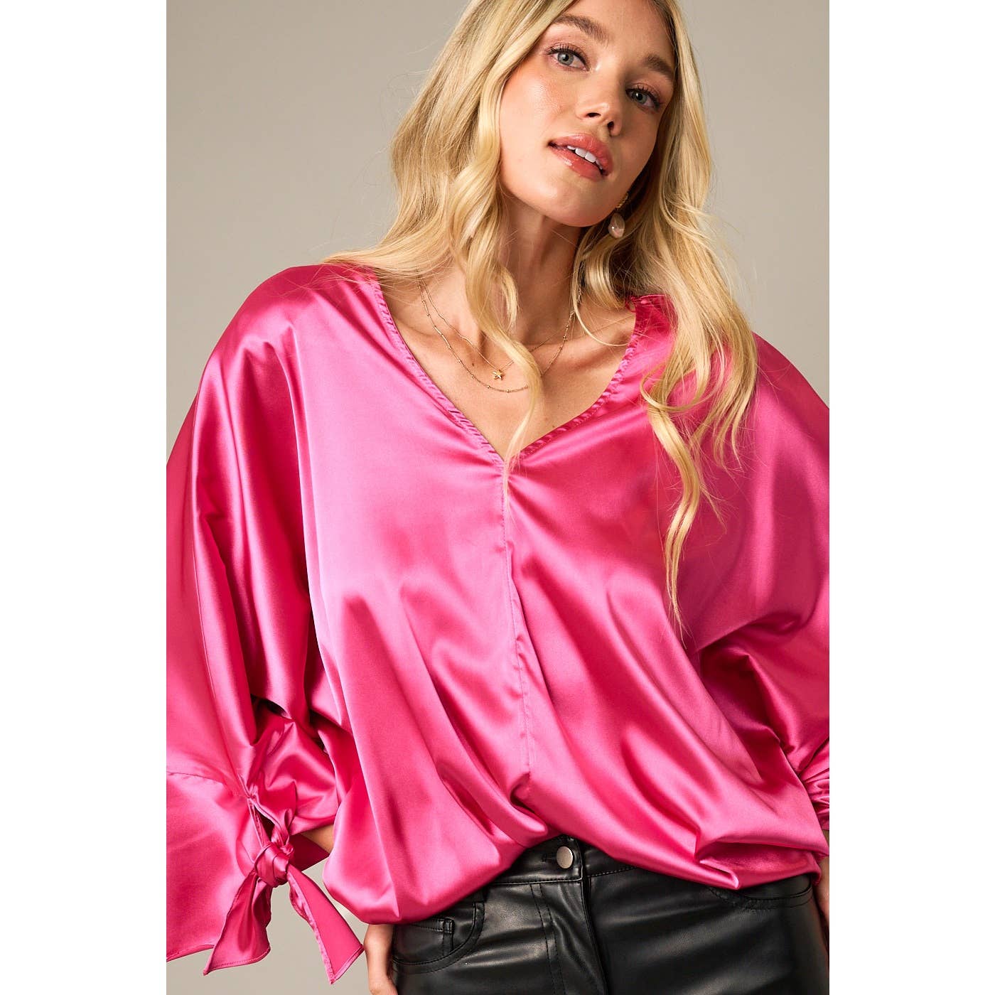 mittoshop - Vente Chemisier – femme - BLOUSE EN SATIN À MANCHES LONGUES AVEC DÉTAIL NŒUD ET COL EN V1
