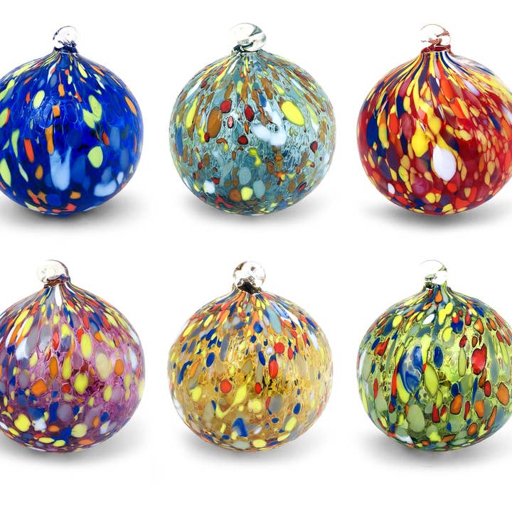 Mazzega Art & Design – wholesale Prydnadsset – Glaskulor "I Colori di Murano" set med 6 stora färgade handgjorda blåsta glaskulor Ornamentala Juldekorationer för Julgran med Hängring Ø 9 cm.