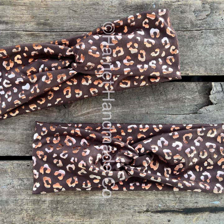 Bandeau torsadé extensible en forme de guépard marron et or rose pour la vente par Harriet Handmade Co.