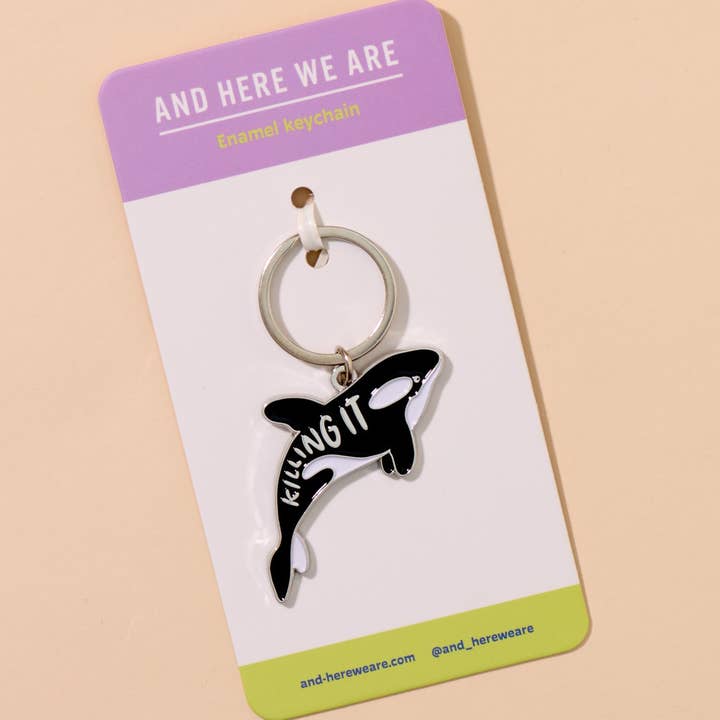 And Here We Are – Porta-chaves - Unissexo por atacado – Porta-chaves de esmalte Orca, Encanto de Bolsa - Pequena lembrança, Feriado, Guia de Presentes3