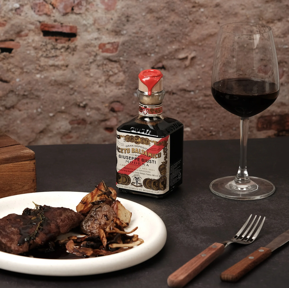 Giusti - Wholesale Vinegar - 5 Gold Medals "Banda Rossa" Balsamic Vinegar1