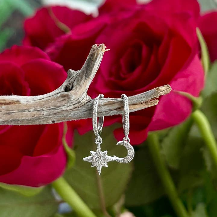 Ocean Ripples - Vente Petits anneaux - Boucles d'oreilles Huggie en argent sterling 925 avec zircones cubiques et étoiles
