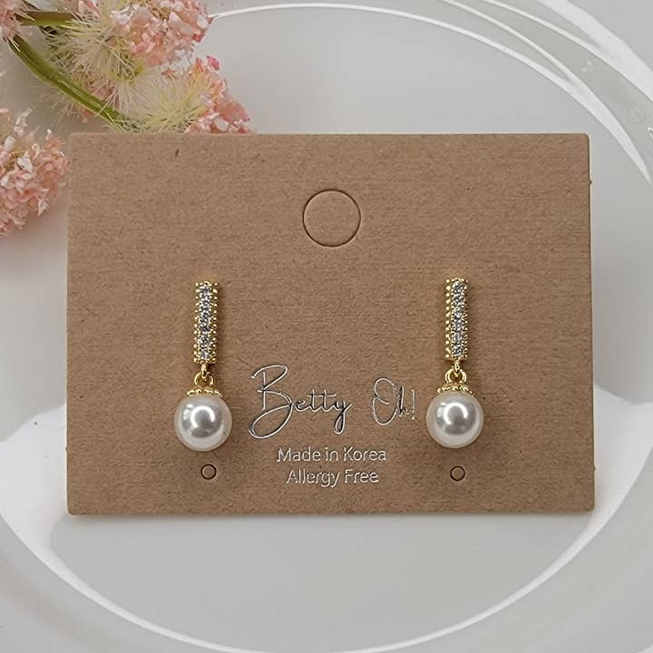 PENDIENTES COLGANTES DE UNA SOLA PERLA CON CIRCONITAS CÚBICAS. para venta al por mayor de BETTYOH INC