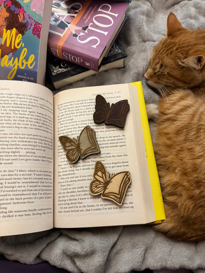 Íman de Madeira Borboleta Livro por atacado de Between The Covers