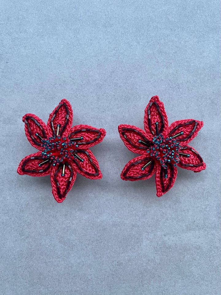 Mini orecchini Olivia con perline floreali rossi per la vendita all'ingrosso da parte di Seyyah