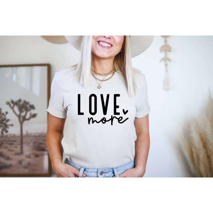 Amy Anne Apparel Inc – Großhandel T-Shirt mit Siebdruck – Damen – Liebe mehr | Graphic Tee zum Valentinstag