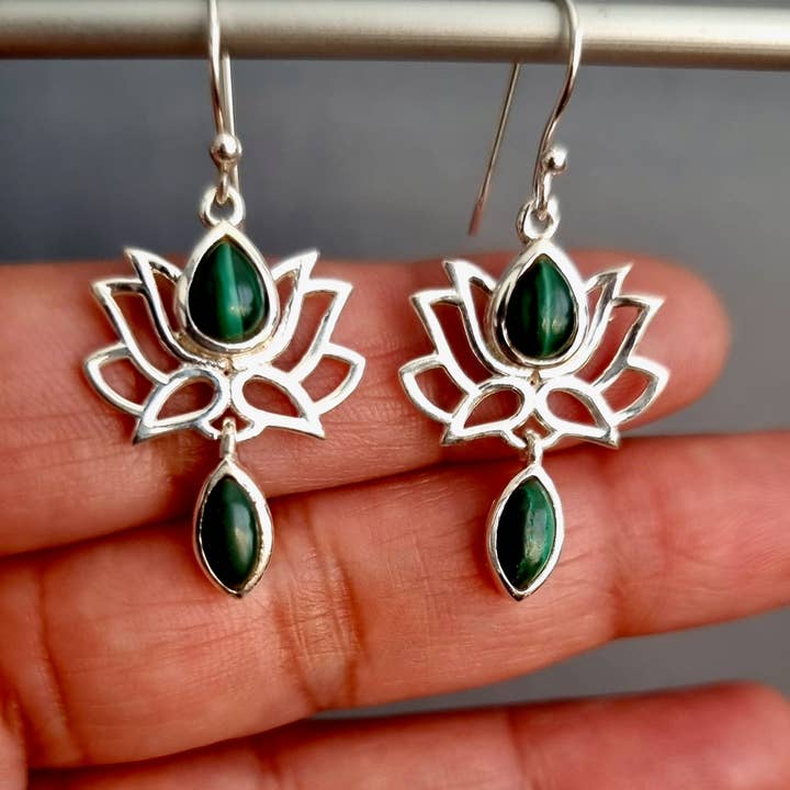 Boucles d'oreilles fleur de lotus en malachite | Argent sterling 925, E64MAL pour la vente par Mistry Gems