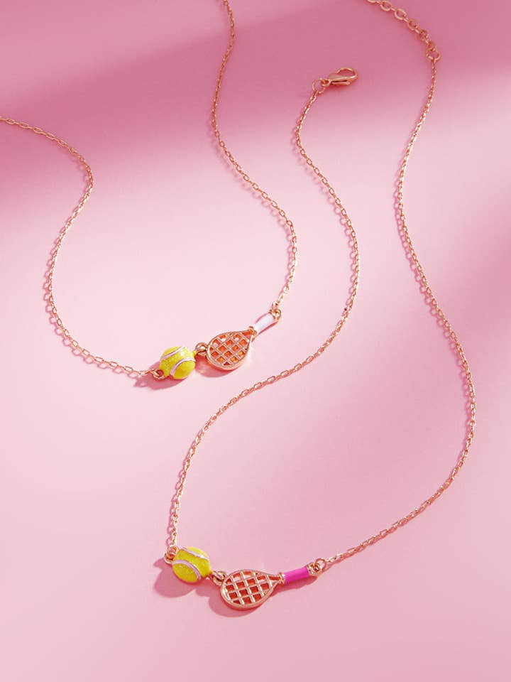 Collier court en émail avec raquette de tennis Gameday pour la vente par Designature New York