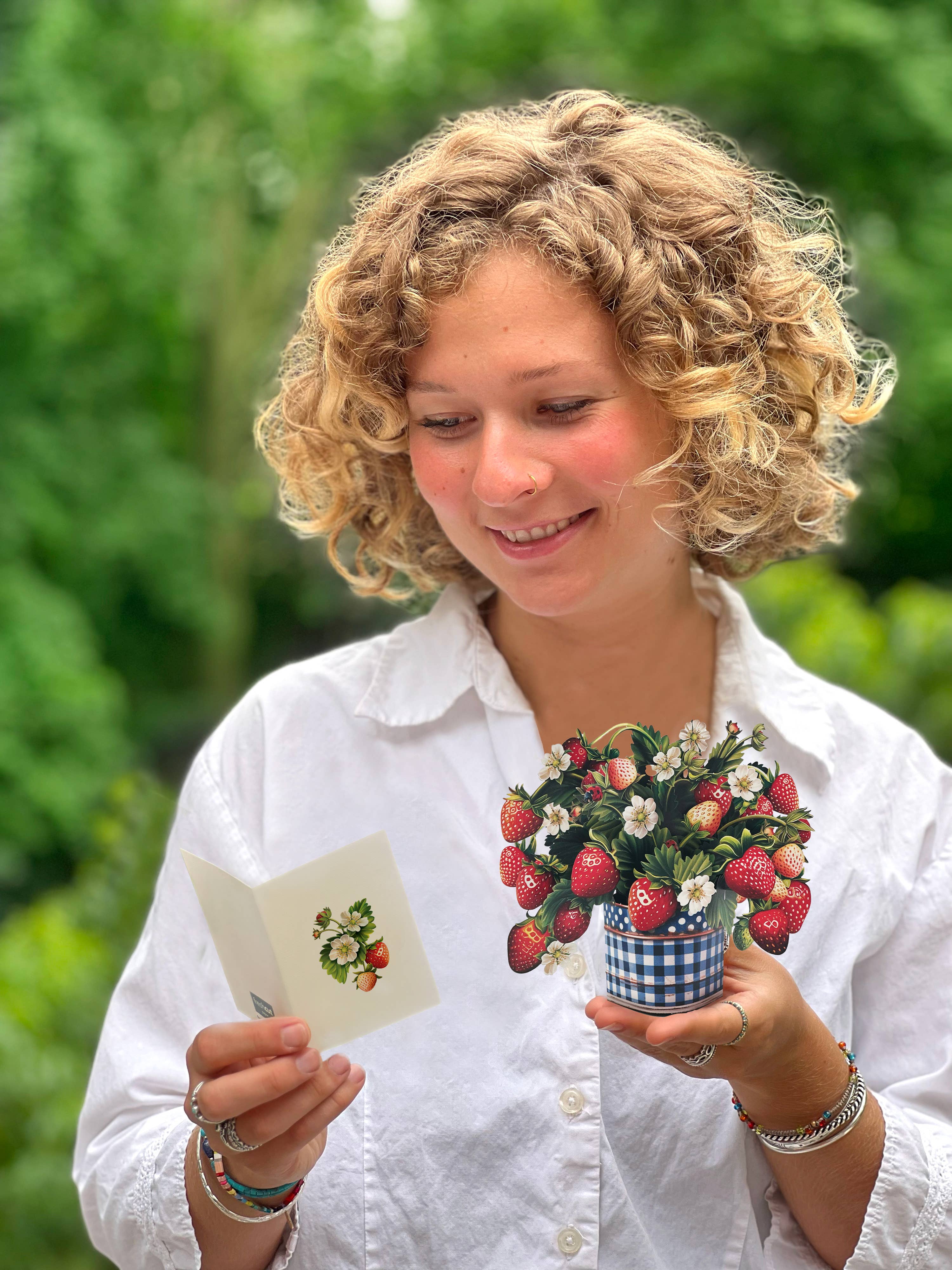 FreshCut Paper LLC – Engroshandel Hverdagshilsen kort – Mini Jordbærblomst (10 Mini Pop-up Hilsningskort)1