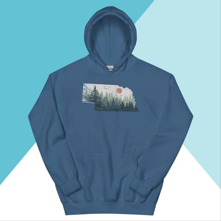 Nebraska Pijnbomen Verweerde Unisex Hoodie voor wholesale door North Owl Apparel