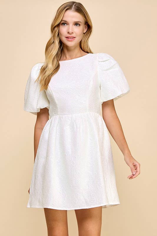 Blanc CD04924 Robe texturée à nœud métallique au dos en vente sur Faire1