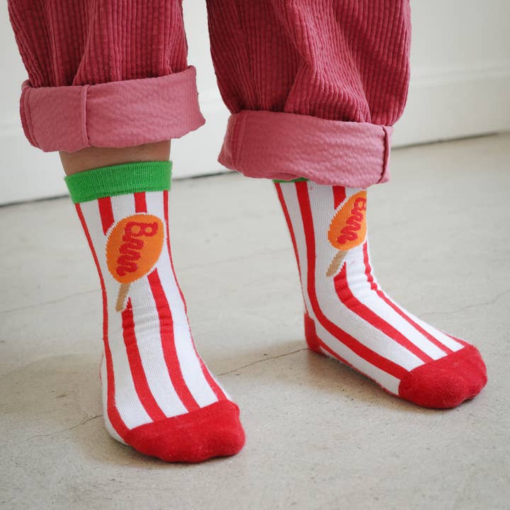 CHAUSSETTES À RAYURES POUR ENFANTS AVEC MOTIF DE CORN DOG pour la vente par Brrr