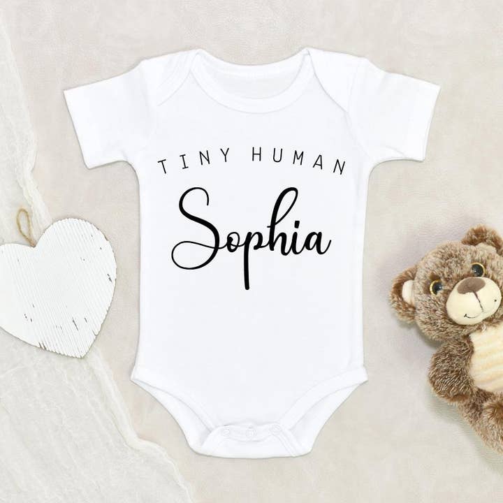 Body personnalisé pour bébé - Body personnalisé pour bébé - Grenouillère humaine minuscule - Grenouillère pour nouveau-né - Nouveau cadeau pour bébé - Grenouillère cousin - Grenouillère nouveau-né - Cadeau de fête prénatale pour la vente par NewBabyWishes