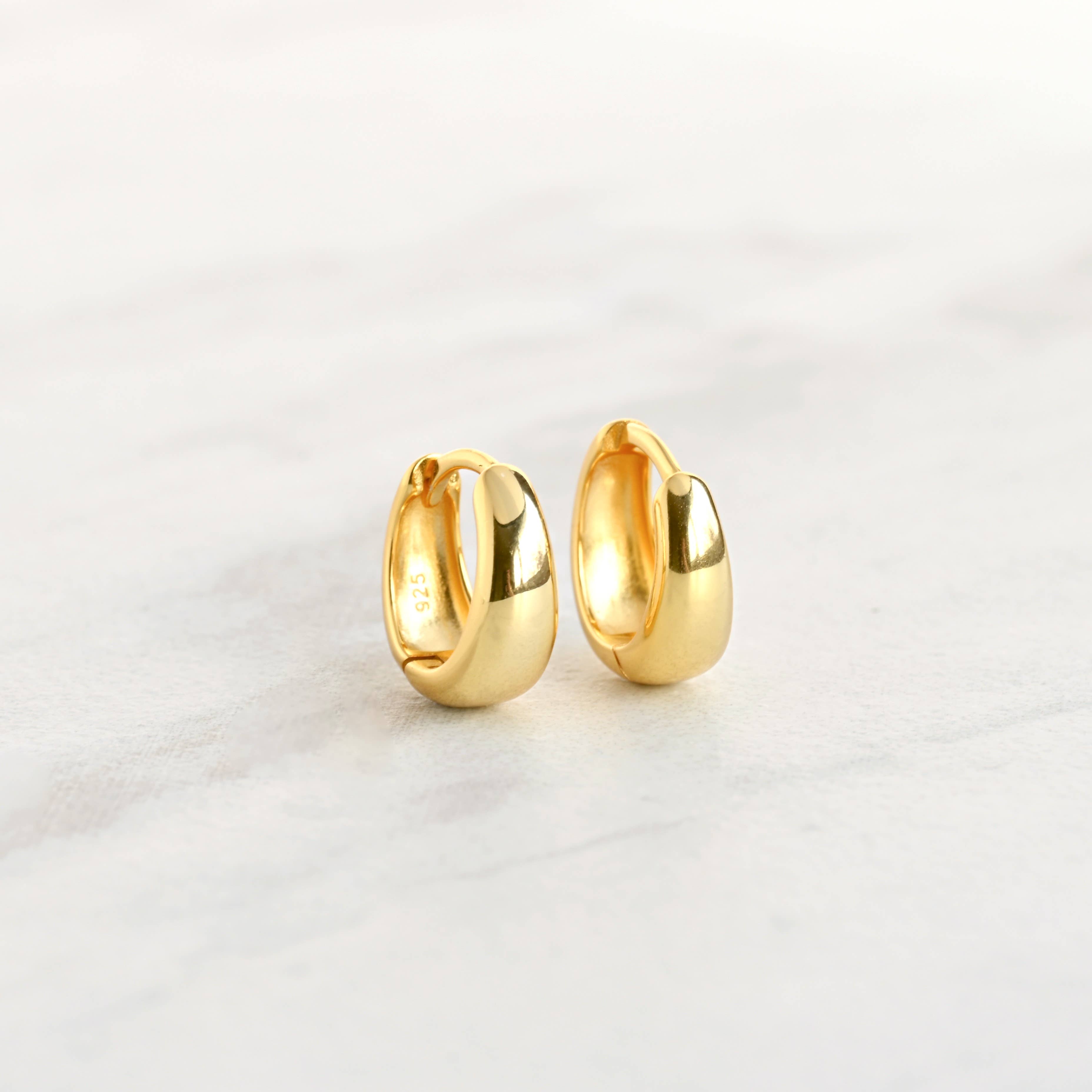 Blueyejewelry - Vendita all'ingrosso Orecchini a cerchietto - Cerchi spessi piccoli - Orecchini huggie in argento sterling e vermeil oro 18k9