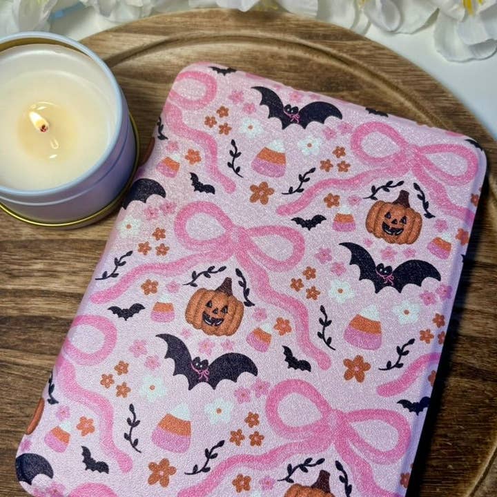 Rosa Girlie Kürbis, Fledermäuse und Schleifen inspirierte schlanke & smarte Kindle-Hülle – Klare Rückseite mit Auto Sleep/Wake. für den Großhandel von Awfullynerdy.co