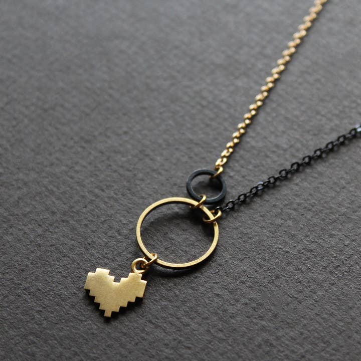 Collier Cœur, Collier Noir et Or Bijoux Modernes Pixel pour la vente par NEA