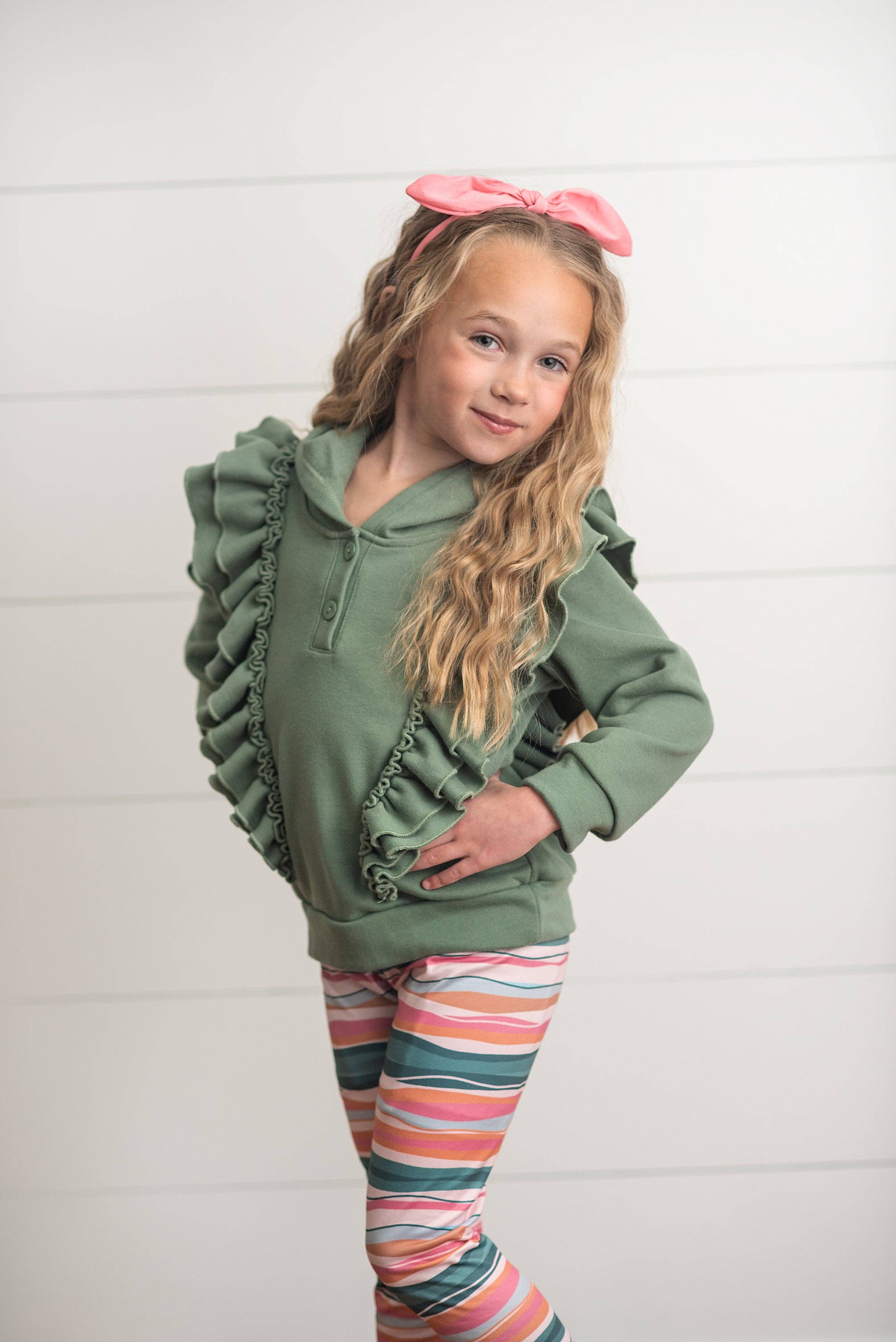 Oopsie Daisy - Vente Ensemble haut et legging – enfant - Ensemble de leggings à capuche et à rayures à double boutonnage à volants Sage pour enfants4