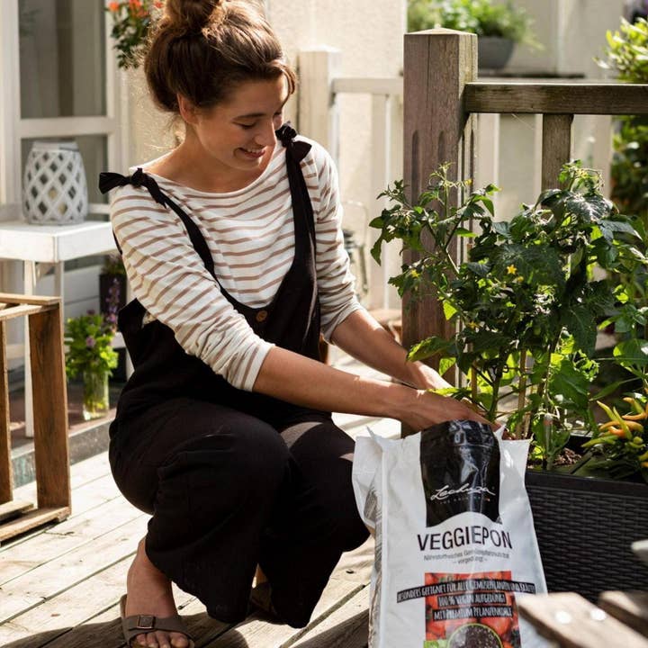 Lechuza Self Watering Planters - Wholesale Planting/Potting Soil - LECHUZA VEGGIEPON Soil for Vegetables 6 Liter3