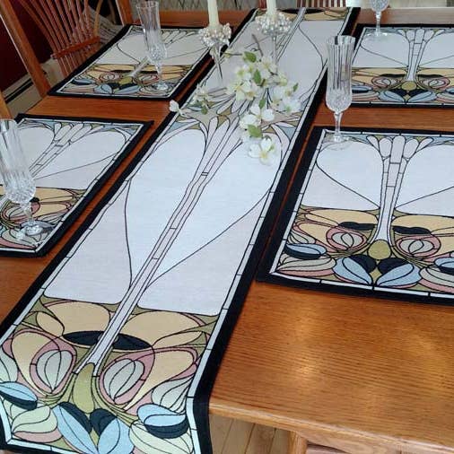 Rennie & Rose – Großhandel Tischläufer – Jugendstil-Tischläufer mit Blumenmuster, Peridot1