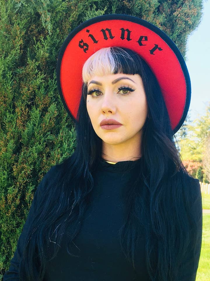 Chapeau en feutre végétalien - Rouge/Noir - Sinner pour la vente par Witchwood Bags