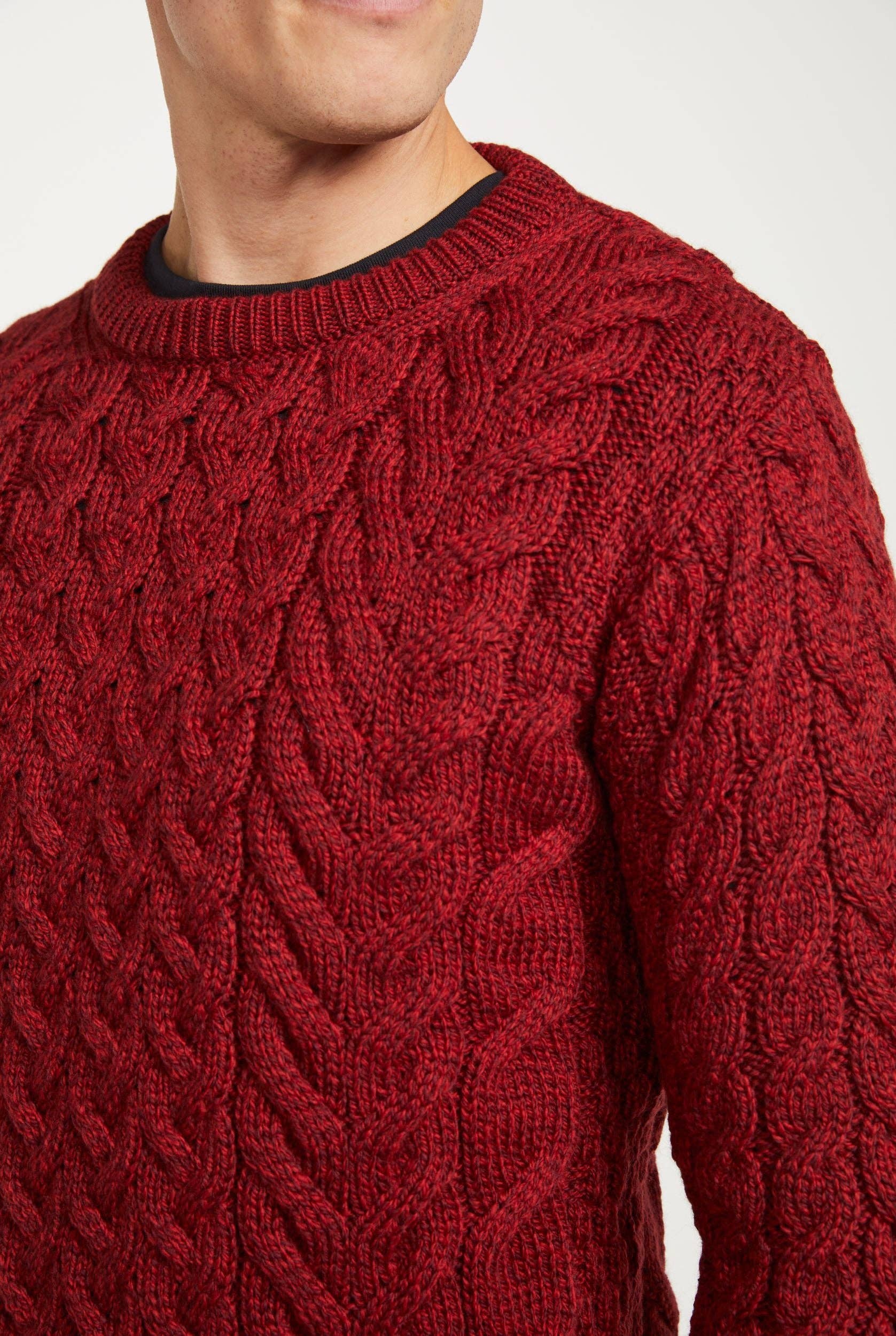 Aran Woollen Mills - Venta al por mayor Jersey de punto - Hombre - Suéter Omey Aran de cuello redondo para hombre - Rua Red3