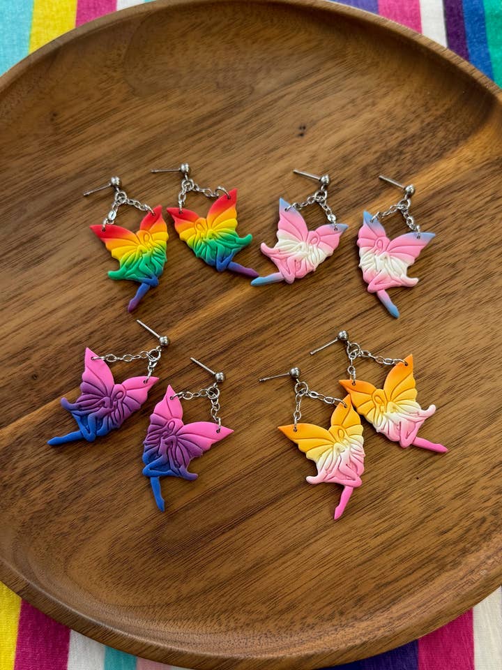 Boucles d'oreilles en polymère fée de la fierté Cay pour la vente par Kell's Clays