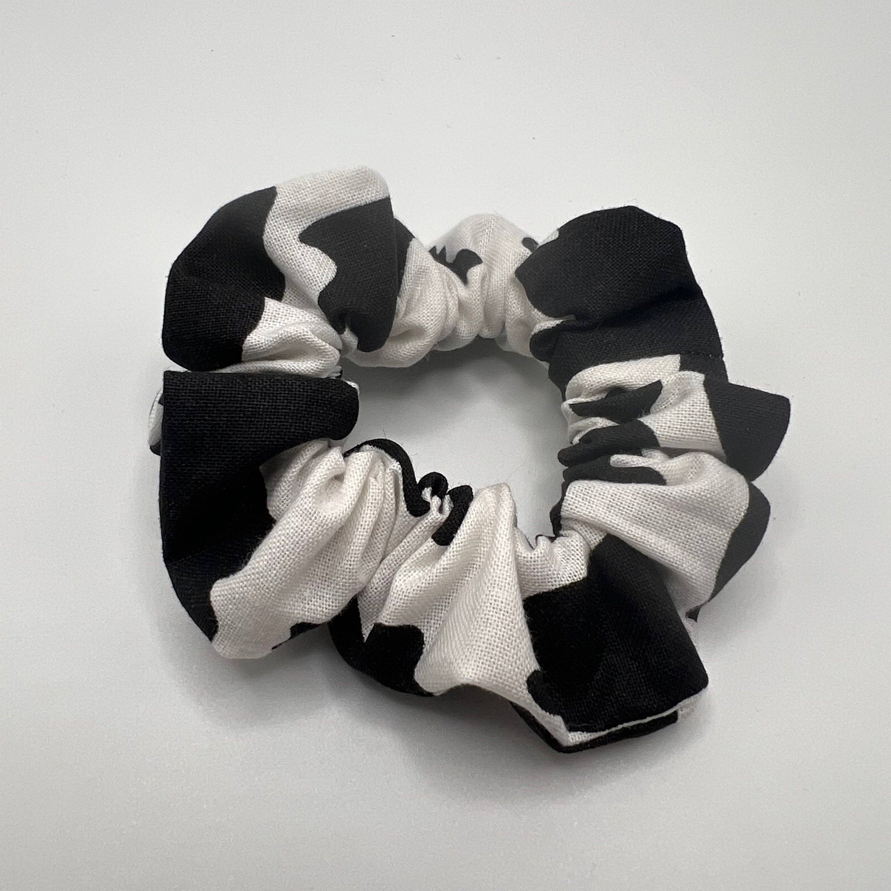 The Lanyard Boutique – Großhandel Haargummi – Damen – Scrunchie mit Kuh-Druck0