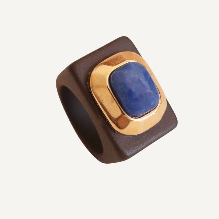 Brown women's ring with indigo blue quartz for wholesale by ÉMOLO
