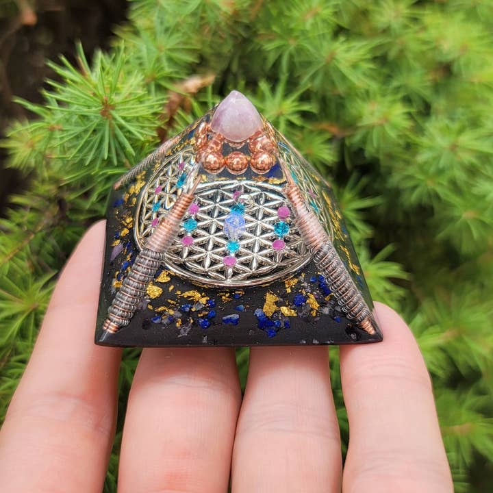 Spirit Elevations – Engroshandel Spirituelle sten og krystaller – Mini Flower of Life Stargate Orgonit Pyramide, Orgone Pyramide, Energi Værktøj, Meditation Værktøj, Energi Cleaner, Chakra1