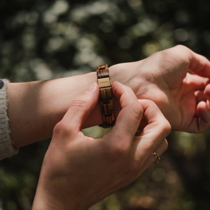 HOT&TOT - Wholesale Polshorloge - Dames - DONAR PETITE | Houten dameshorloge | Duurzaam | Vierkant3