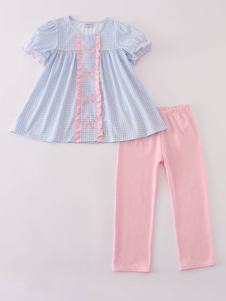 Ensemble pantalon à volants en vichy brodé de nœud bleu pour la vente par Aspen Rain Boutique