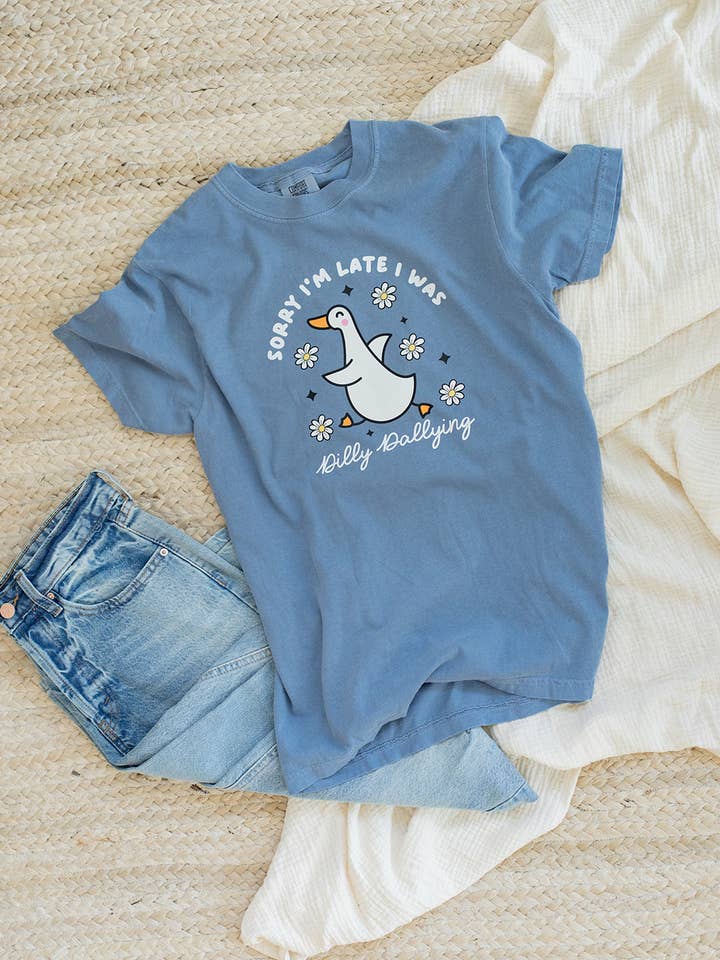 DÉSOLÉ JE SUIS EN RETARD JE TRAÎNAIS T-SHIRT pour la vente par KNOTS + NOOK