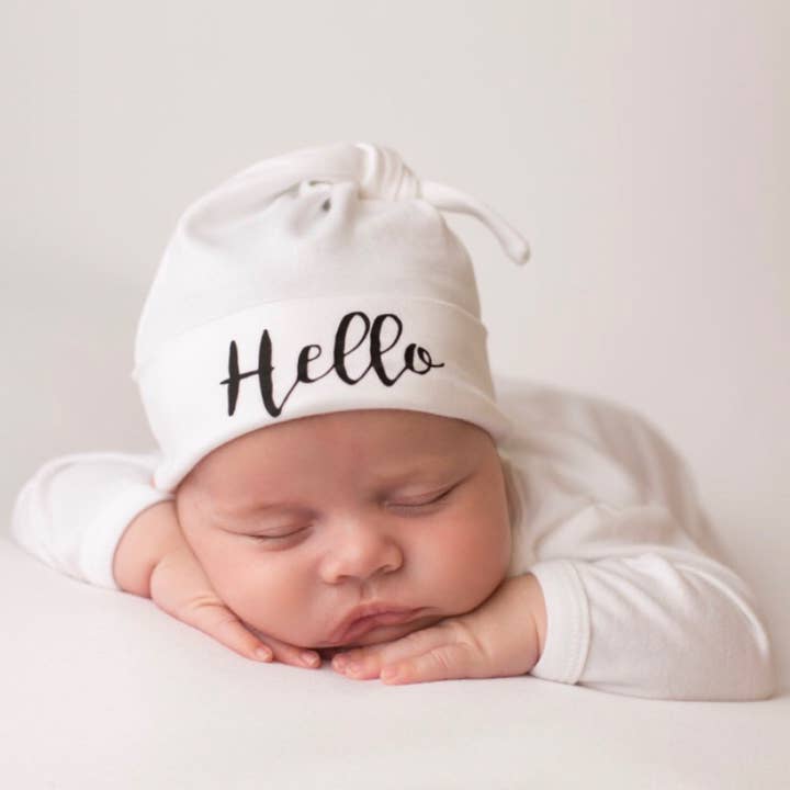 Bonnet bébé personnalisé Hello pour la vente par Mini Kings and Queens