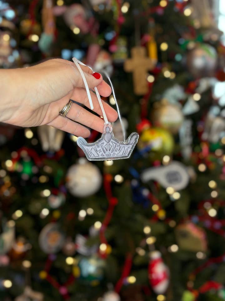 Acryl-ornament met kroon voor wholesale door Casey Andrews Art