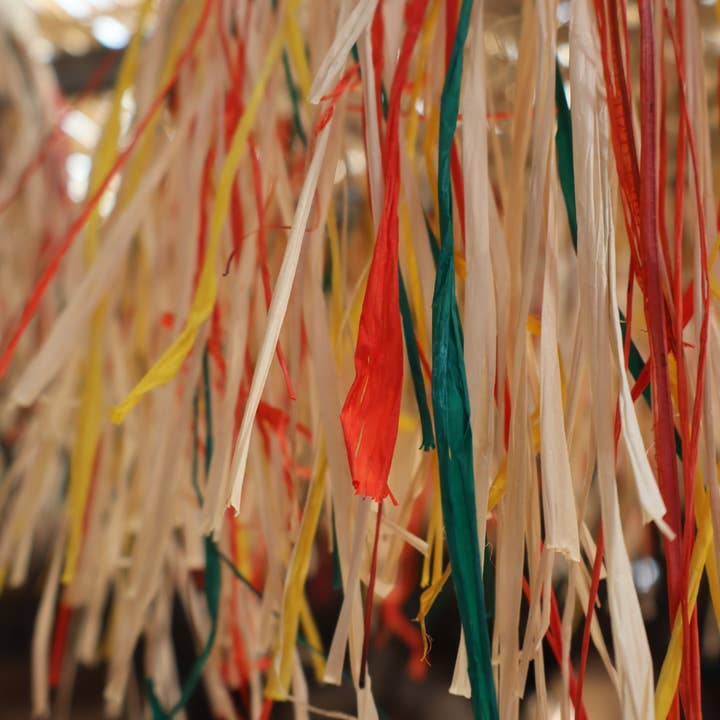 Néda - Wholesale Kroonluchter/hangend licht - Handgemaakte raffiahanglamp met meerkleurige bohemian franjes1