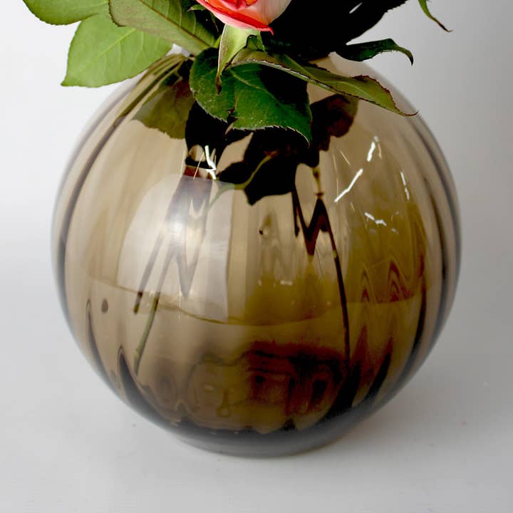 Glasvase rund Rillen braun Vase Glas handgemacht Kugelvase für den Großhandel von Signature Home Collection GmbH