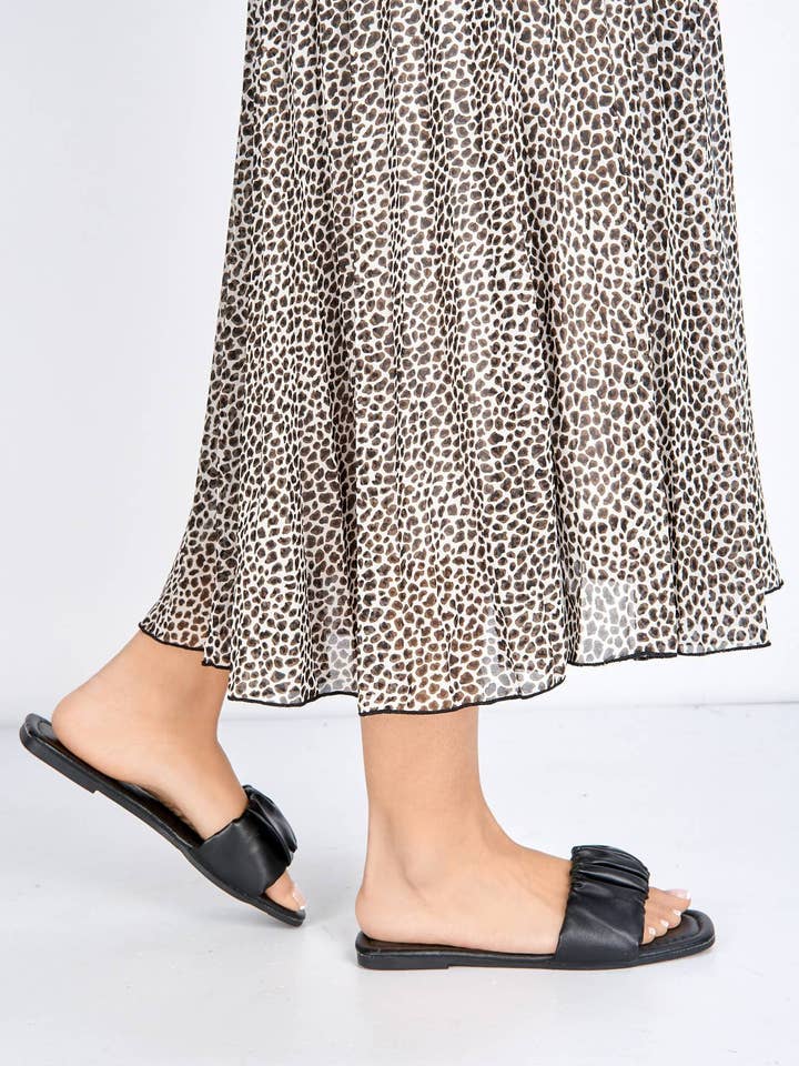 Sandalia plana fruncida Raye en negro para venta al por mayor de Miss Diva